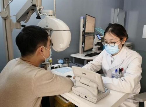 长沙爱尔眼科医院视光专科医生给顾客做配镜前的视力综合检查。受访单位供图